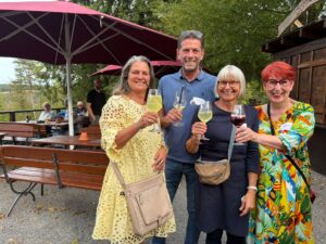 Anstoßen auf 10 Jahre Freunde