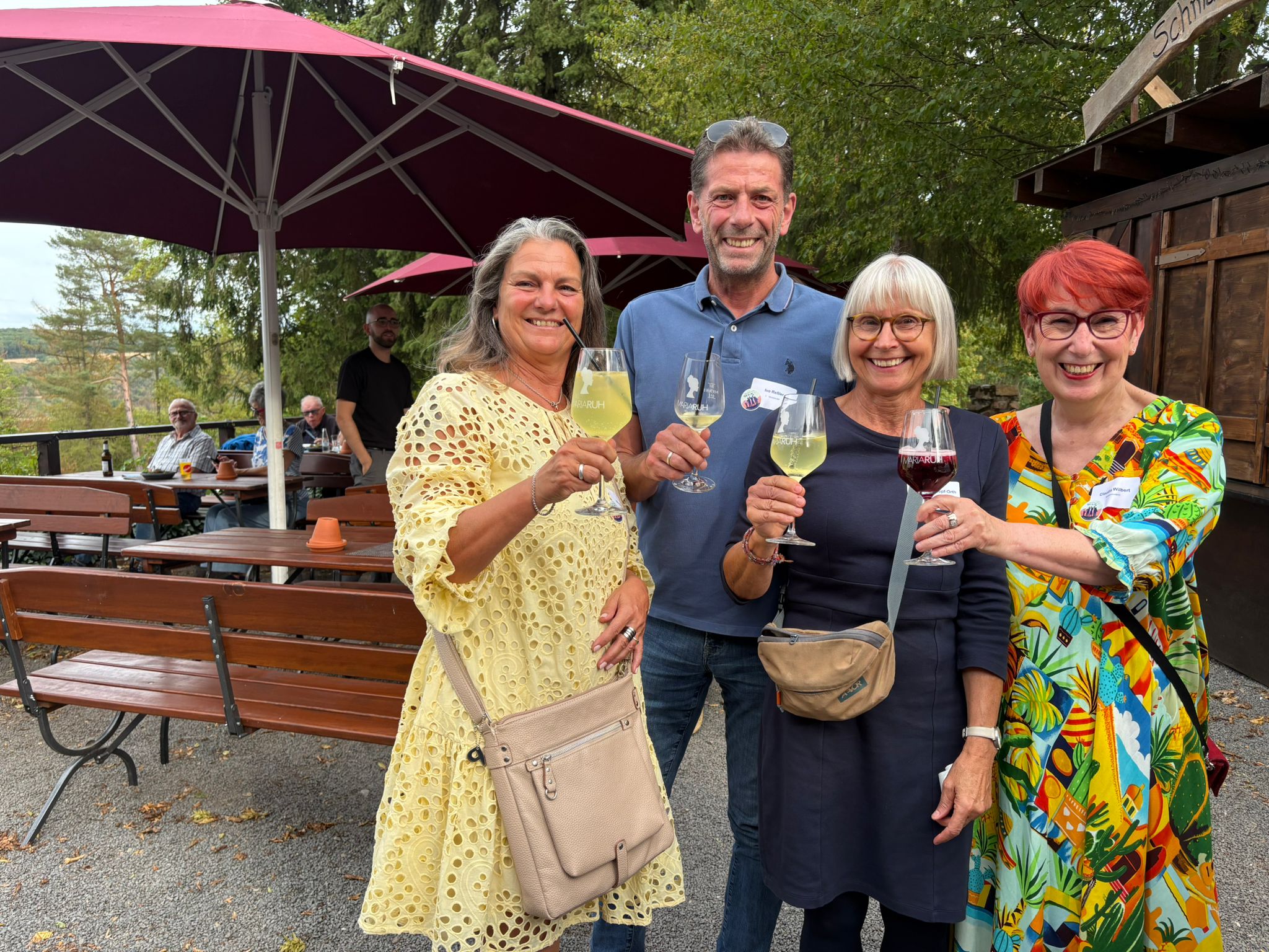 Anstoßen auf 10 Jahre Freunde